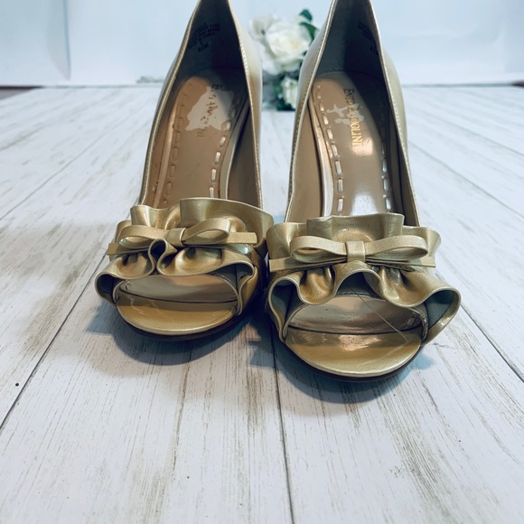 Enzo Angiolini Ruffled Peep Toe Gold Heels - Picture 15 of 15